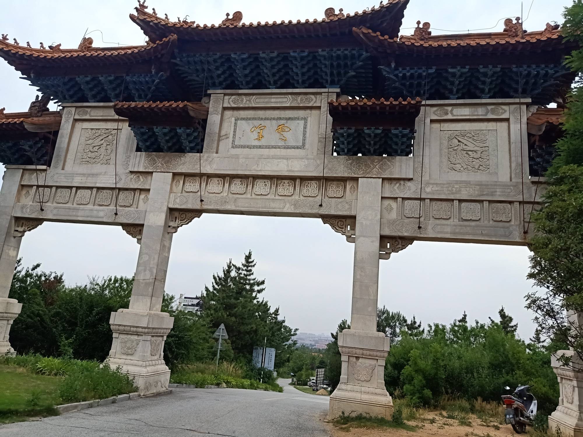 今日又来到文峰山,空气真好,停车场也没有人,空荡荡的